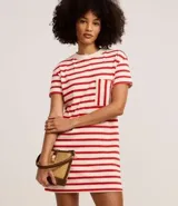 Vestido corto tipo t-shirt a rayas horizontales blancas y negras, con cuello redondo y bolsillo en el pecho.