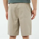 Bermudas color beige de corte recto.