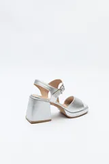 Sandalias negras con plataforma fina y taco ancho forrado. Incorporan pulsera con hebilla metálica y capellada ancha.