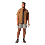 Short color beige con bolsillos laterales tipo cargo con cierre de velcro, bolsillos traseros con cierre de velcro y bolsillo de seguridad con cremallera.