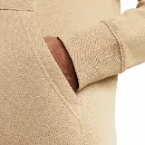 Buzo con capucha Nike Club Fleece color arena, con logo bordado en blanco en el pecho y bolsillo tipo canguro.