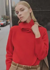 Jersey rojo de punto con cuello vuelto y manga larga.