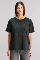 Remera color crema de algodón con cuello redondo y mangas cortas. Estampado frontal con la frase 'take me back'.