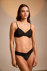 Top de bikini negro con breteles finos y detalle drapeado en el centro del busto.