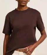 Remera de algodón peruano color mostaza, de corte recto, cuello redondo y manga corta.