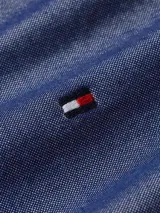Camisa de manga larga Tommy Hilfiger de algodón Oxford color azul con cuello abotonado y logo bordado en el pecho.