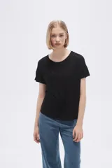 Remera blanca de viscosa con cuello redondo y apliques de strass.