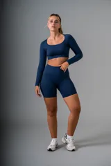 Short deportivo azul marino de tiro alto, con calce ajustado y cintura ancha.
