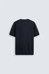 Camiseta de hombre de punto con mezcla de viscosa, a rayas horizontales blancas y azul marino. Tiene cuello redondo, manga corta y terminaciones en rib.