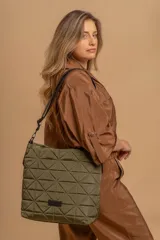 Bolso tipo shopper color beige con diseño acolchado geométrico y correa de hombro negra.