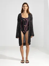 Cardigan largo de tejido de punto calado color negro.