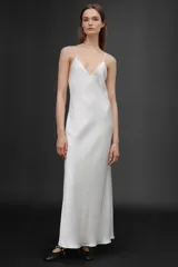 Vestido midi color blanco hueso de satén con escote en V y tirantes finos regulables.