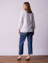 Blusa de broderie color blanco, de mangas largas con puños elásticos.