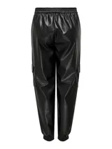 Pantalón cargo negro de cuero sintético, tiro medio, con cintura y ruedos elastizados y bolsillos laterales.