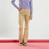 Pantalón color beige con corte de pierna acampanada y tiro medio.