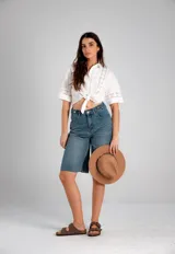 Camisa corta negra con detalles de encaje, de mangas cortas y anudada en la parte delantera.