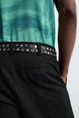 Pantalón negro de corte recto con bordados florales a tono, bolsillos laterales y traseros de vivo. Cierre frontal con cremallera y botón.