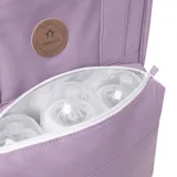 Mochila maternal Cabaia modelo Agde color lila, con material vegano repelente al agua. Incluye bolsillo frontal aislado, clips y mosquetones para cochecitos, apertura gran angular, bolsillo exterior, bolsillo interior grande con velcro y 5 bolsillos interiores elásticos.