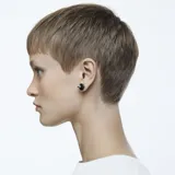 Aros de botón Swarovski con cristales grises facetados en forma piramidal y engaste con baño de rutenio.