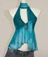 Top halter de color azul con degradado y pañuelo integrado al cuello.