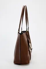 Bolso negro tipo shopper con asa de hombro, detalle de colgador y bolsillo interior maxi. Cierre mediante imán.