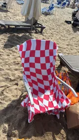 Bolso de playa convertible en toalla, con estampado de cuadros grandes en blanco y azul.