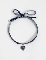 Gargantilla choker de terciopelo azul marino con dije de corazón de piedra azul y detalle de cristal.