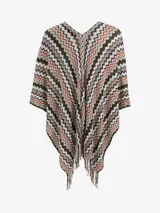 Poncho de punto multicolor con diseño de ondas en zigzag y flecos en el borde inferior.