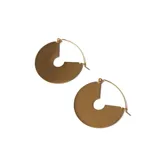 Aros circulares de acero quirúrgico con baño de oro de 18k. Diseño con forma geométrica y cierre de gancho. Diámetro de 4cm.