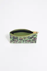 Monedero Bimba y Lola con estampado animal print en tonos lila, negro y naranja. Cierre con cremallera dorada y logo de la marca en dorado.