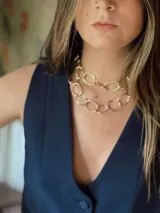 Gargantilla de cadena gruesa color bronce, con eslabones ovalados y cierre de mosquetón. Se puede usar con una o dos vueltas.