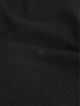 Buzo negro con textura tipo waffle, cuello alto con media cremallera, puños y dobladillo con punto canalé y mini monograma de Calvin Klein bordado.