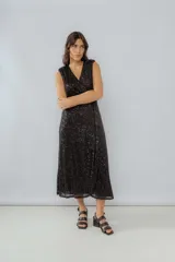 Vestido midi de fiesta color rojo con lentejuelas, escote en V, breteles anchos, frunce en la cintura y tajo lateral.