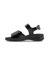 Sandalias negras con dos tiras de cuero sintético con textura de piel de serpiente, una sobre los dedos y otra alrededor del tobillo con cierre de velcro.