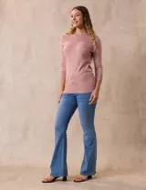 Buzo rosa de tejido combinado, con cuello redondo y mangas 3/4 con detalle de botones.