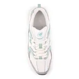 Championes New Balance 530 de hombre, color gris, blanco y verde agua, con capellada de malla y superposiciones de cuero sintético.