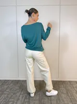 Pantalón cargo color beige de eco cuero, corte recto y bolsillos laterales.