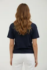 Remera de algodón color marrón topo, corte holgado, con cuello redondo a la base y estampado frontal con un corazón con un rayo y rosas, y texto que dice "SOME TIMES BIG GIRL DAYS ROCK AND ROLL TIMES".