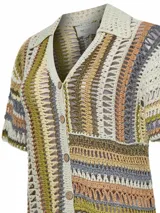 Sweater de crochet multicolor con cuello camisero, manga corta y cierre frontal con botones.