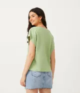 Blusa verde de algodón con escote en V y mangas cortas.
