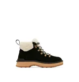 Bota de caña baja color negro, con interior de piel sintética color crema, cordones bicolores y suela de goma color caramelo.