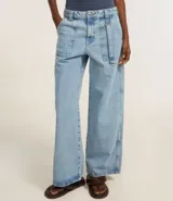 Pantalón skater de jeans con bolsillos carpintero delanteros y trabillas en la cintura.