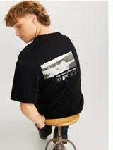 Camiseta negra de manga corta con cuello redondo y estampado pequeño en el pecho con un globo terráqueo, un triángulo y coordenadas.