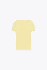 Camiseta negra de viscosa con cuello redondo y mangas cortas.