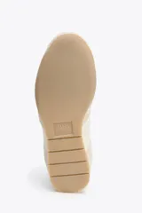 Botín deportivo blanco con detalles en beige y suela color caramelo. Cierre con cordones y puntera redonda.