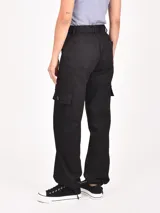 Pantalón cargo de mujer color verde militar, tiro alto, con bolsillos laterales y puños ajustables con cordón.