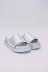 Sandalias rojas de plataforma, veganas y amigables con el medio ambiente. Hechas con Piñatex, textil que busca suplantar el cuero animal, hecho a partir de las hojas del ananá.