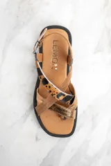 Sandalia de cuero con plataforma, tiras cruzadas de cuero color marrón y dorado animal print.