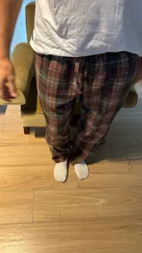 Pantalón de pijama de franela con diseño escocés, elástico en la cintura y dos bolsillos.