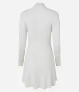 Vestido de punto blanco, manga larga, con cuello alto y corte evasé.